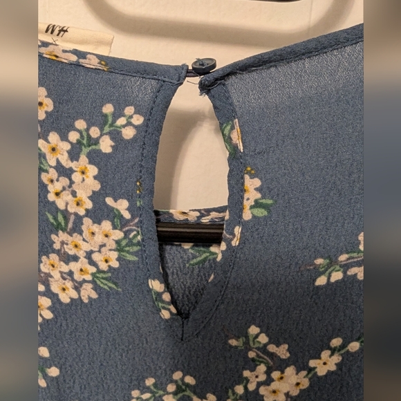 3/$20 Short Sleeve Blouse, Blue Floral, Size 4 - Picture 4 of 5